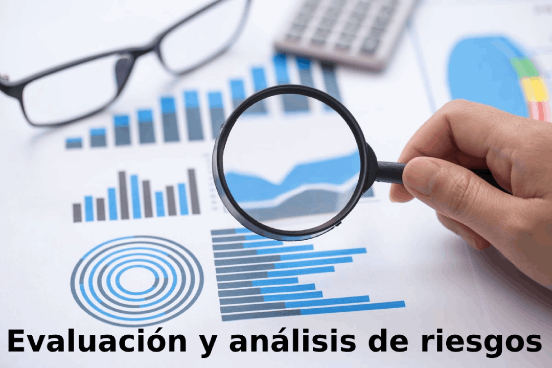 ilstración de unas manos con una lupa revisando unos documentos
