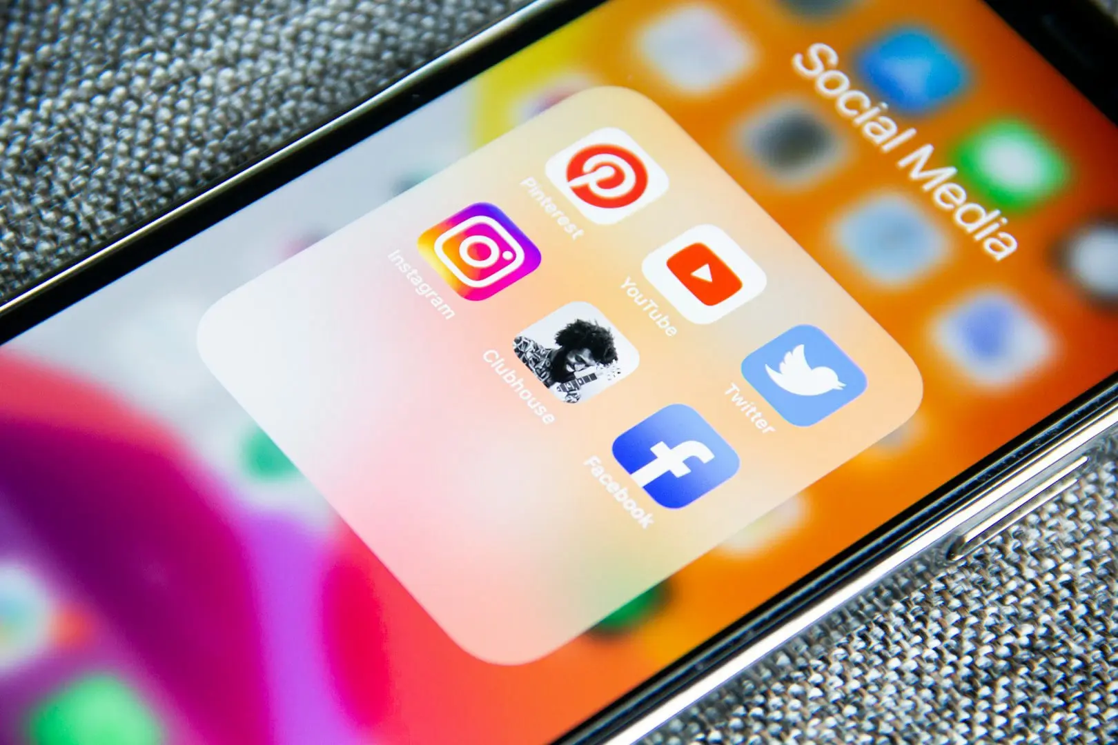 Imagen de la pantalla de un teléfono móvil, en el que aparecen logotipos de diferentes redes sociales