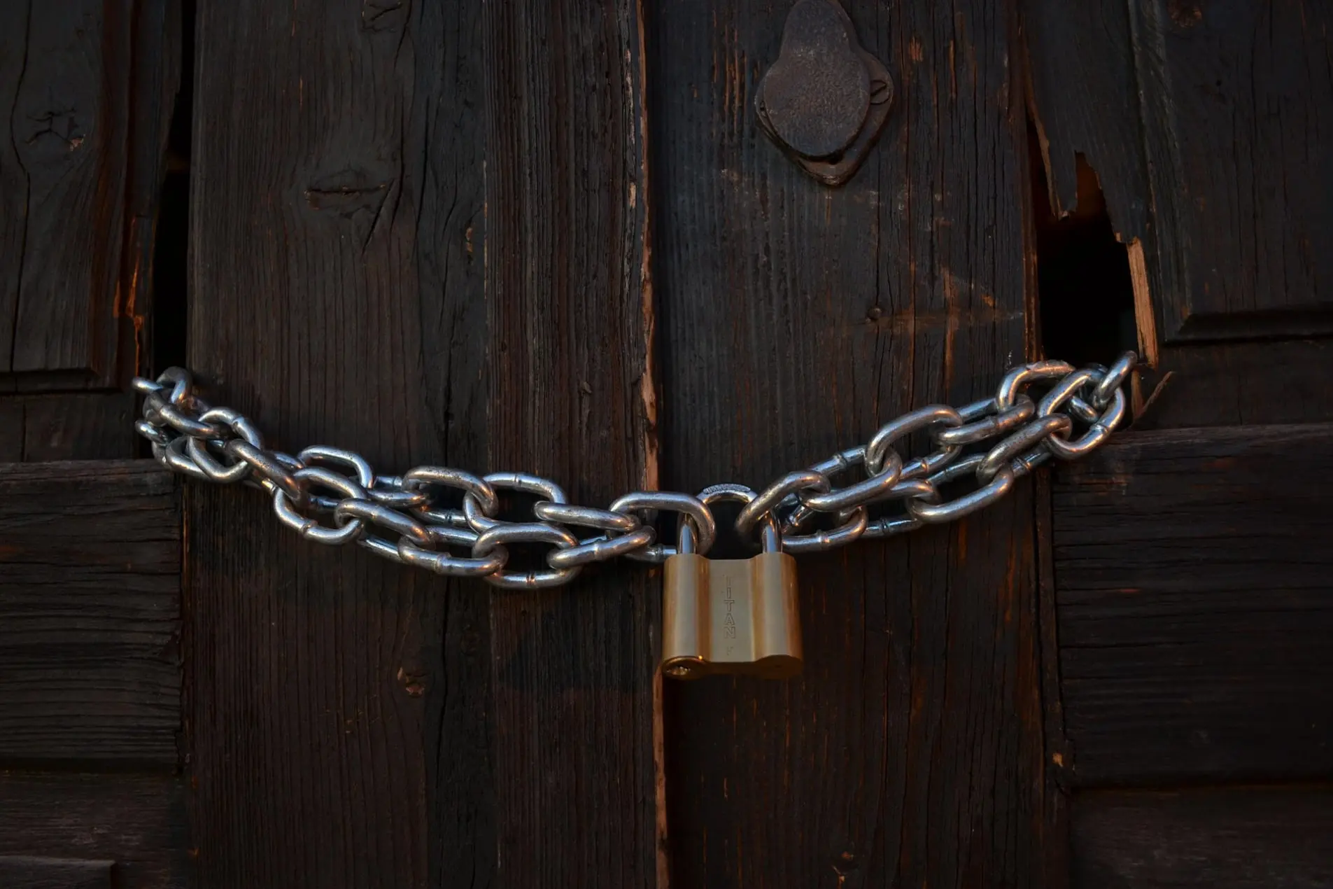 puerta cerrada con una cadena y un candado