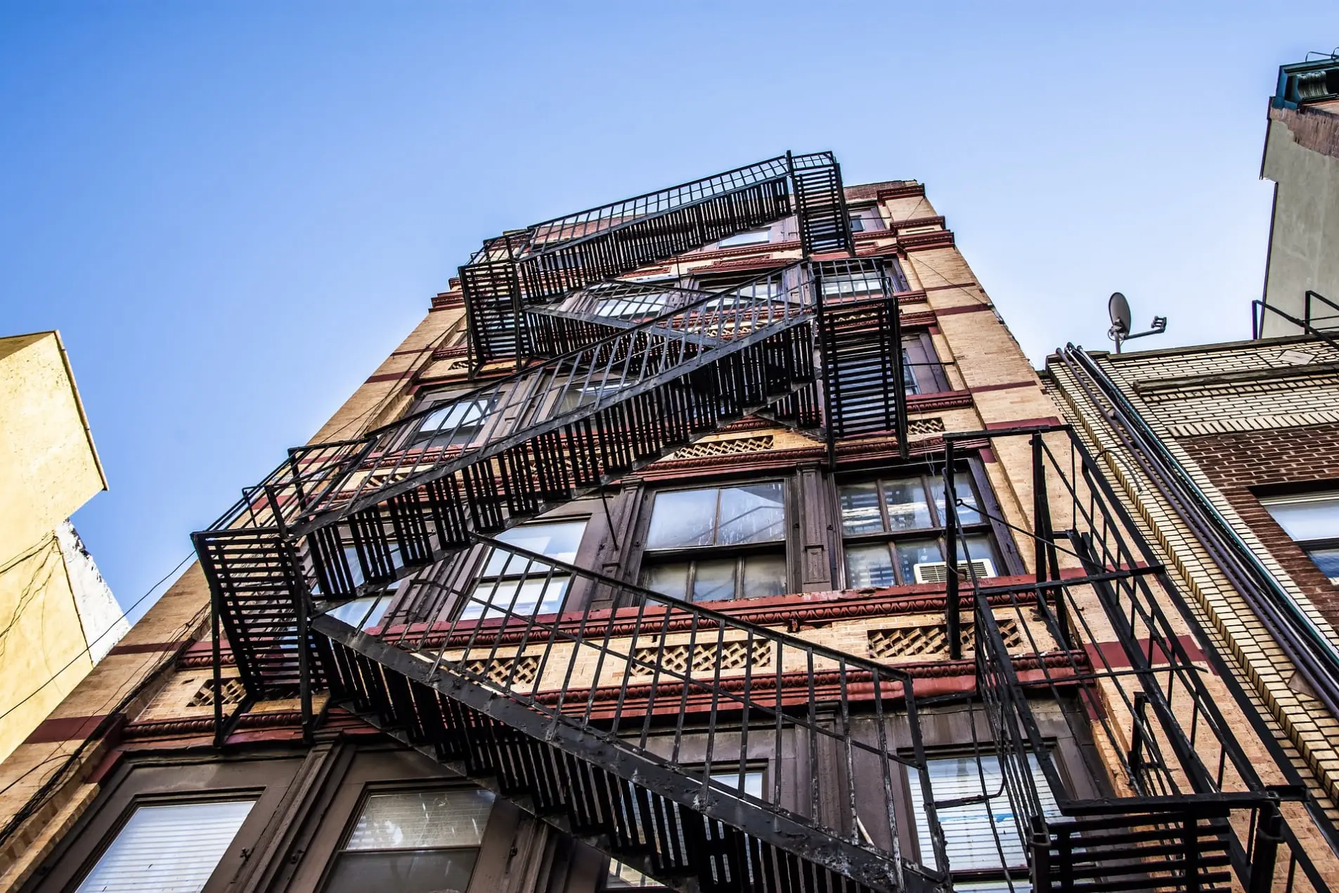 escaleras exteriores de un edificio