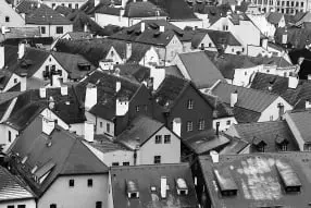 imagen en blanco y negro de casas