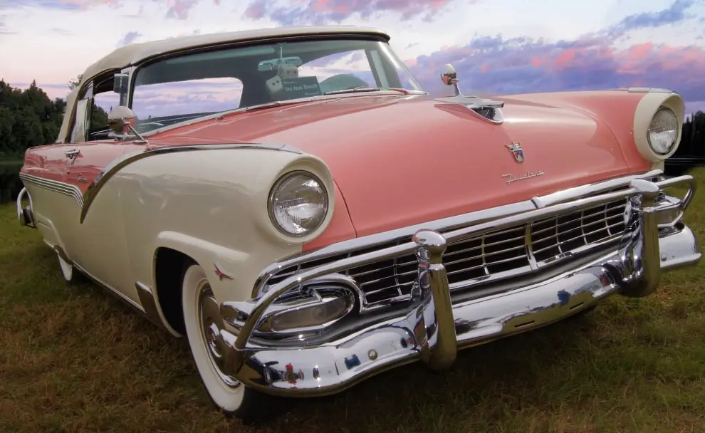 fotografía de automóvil retro en el campo