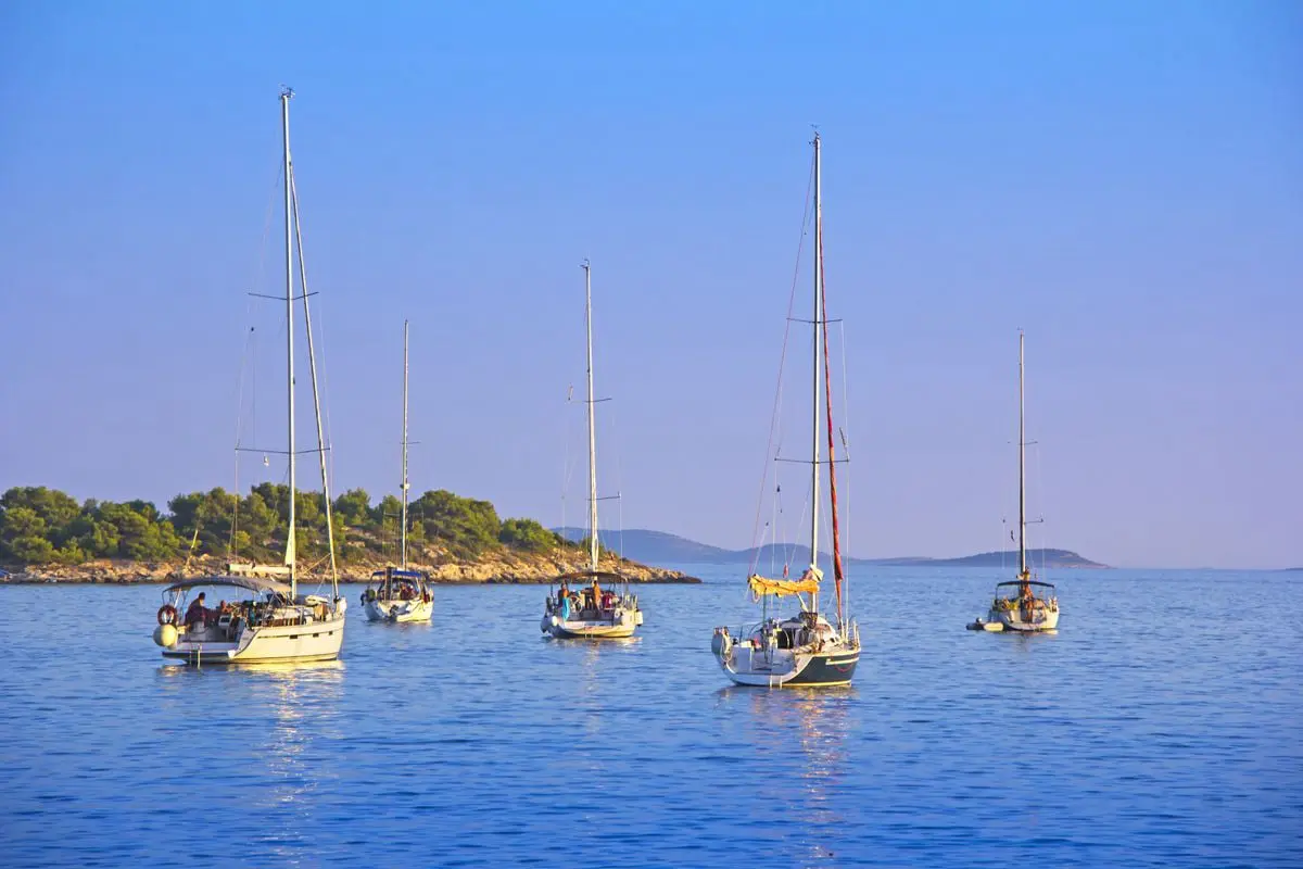 imagen de veleros navegando en el mar